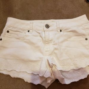 AMERICAN EAGLE white embroidered shorts